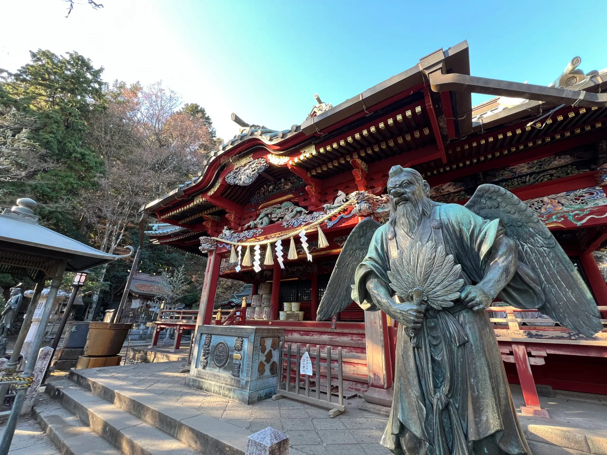 高尾山薬王院の本社と、その前に立つ大天狗像