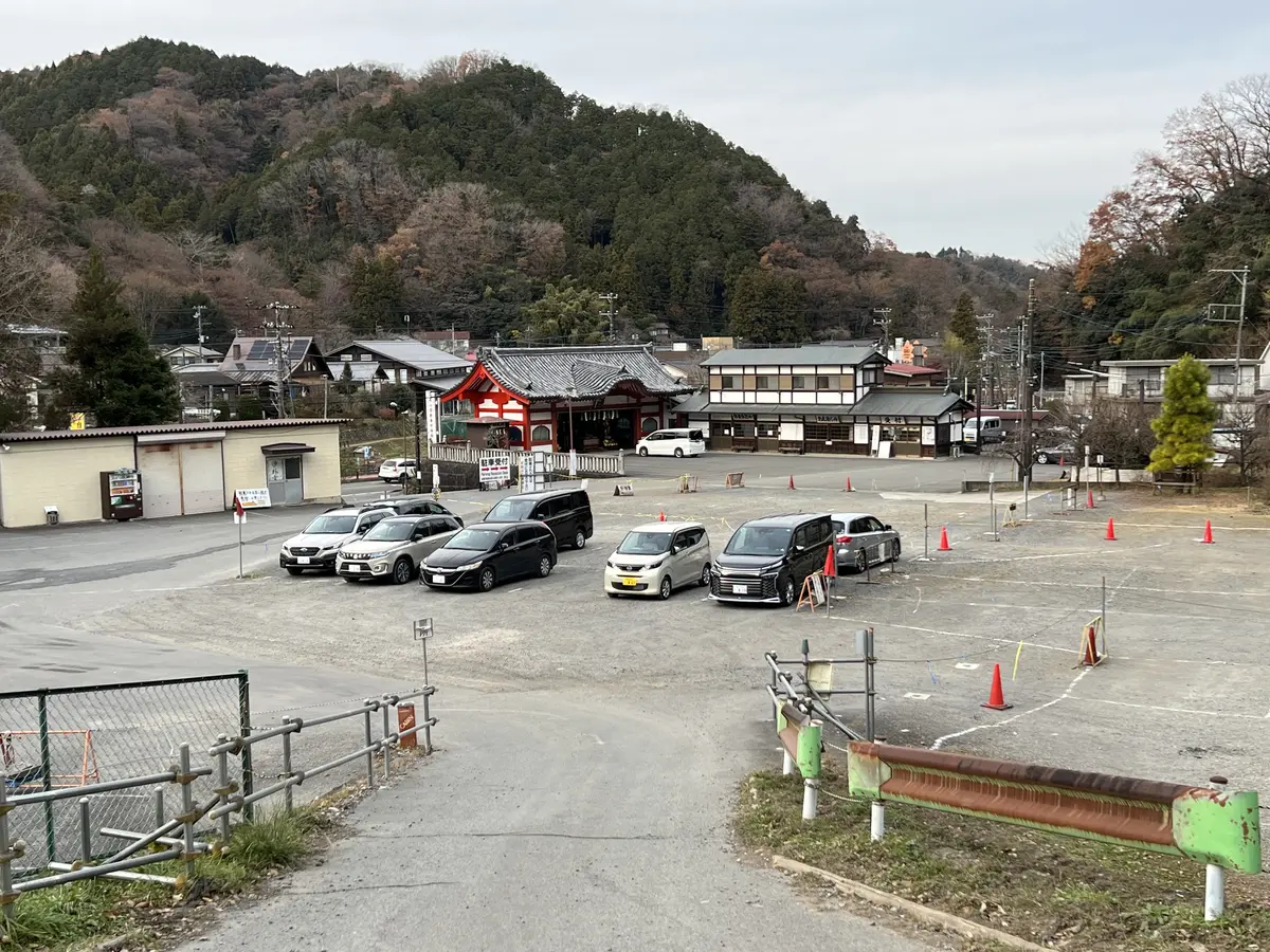 薬王院自動車祈祷殿駐車場の全景