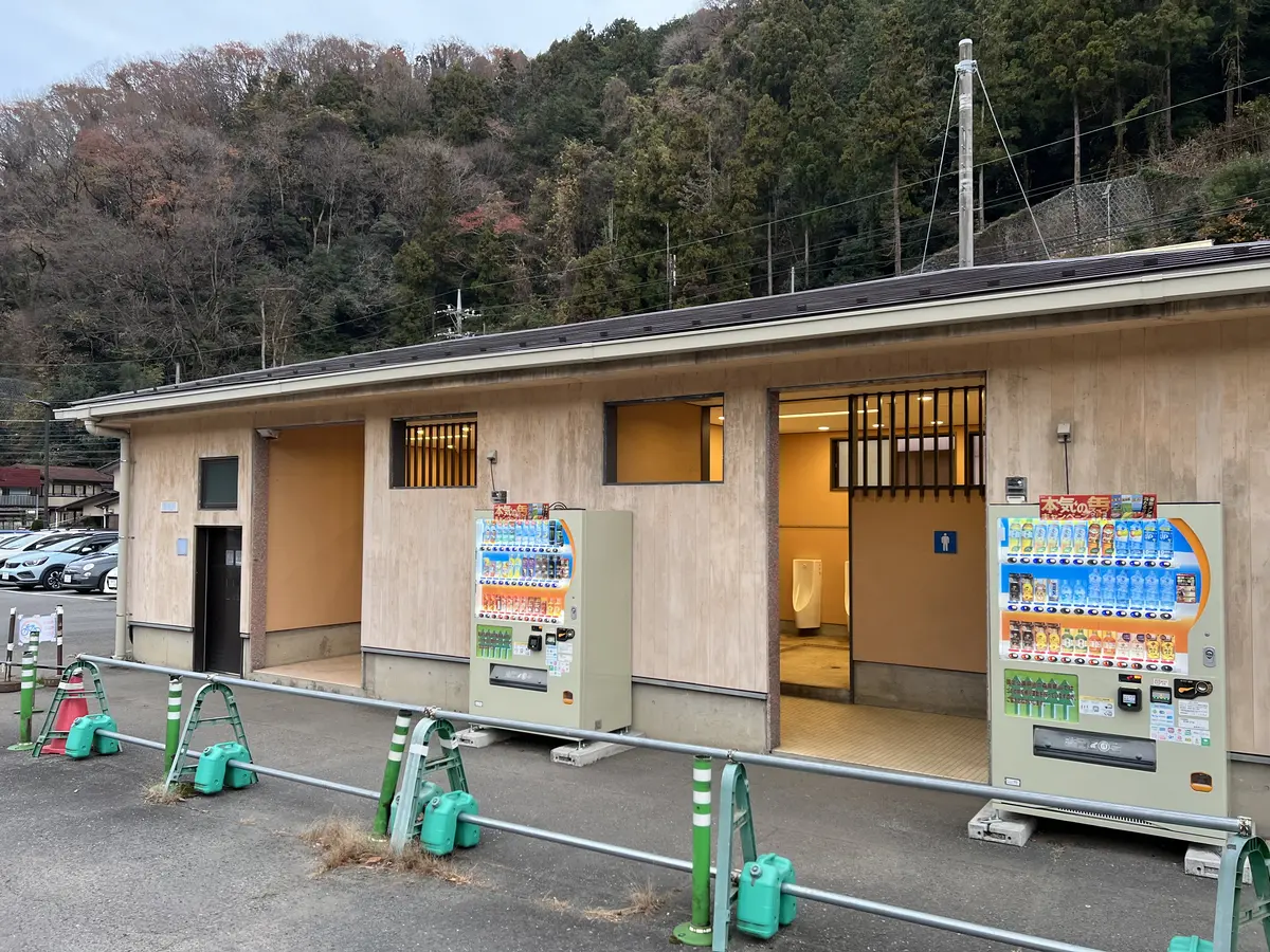 市営高尾山麓駐車場内トイレ