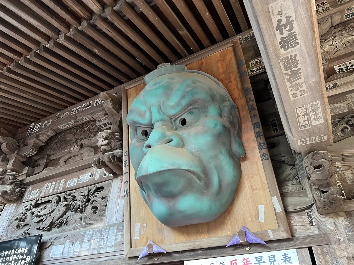 大本堂　烏天狗のお面