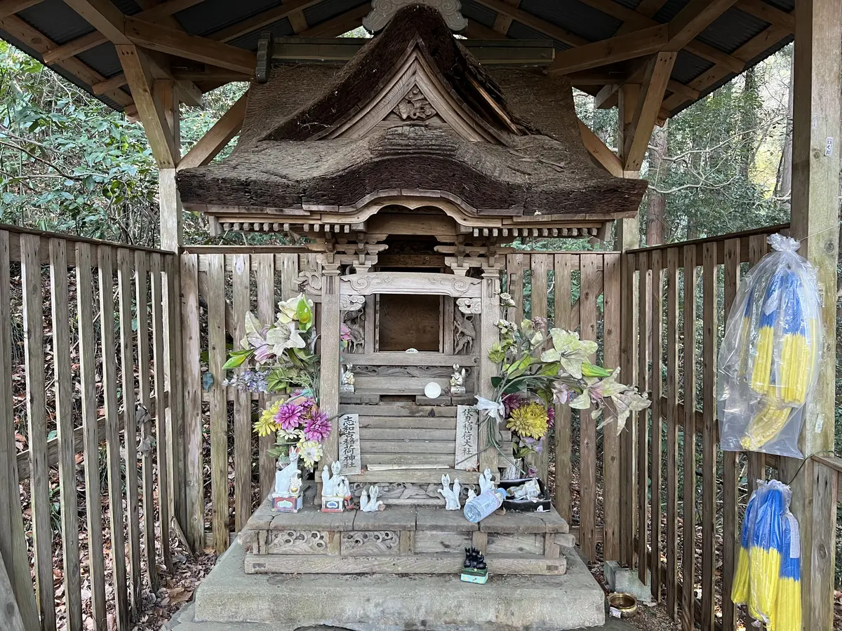 旭稲荷社の祠