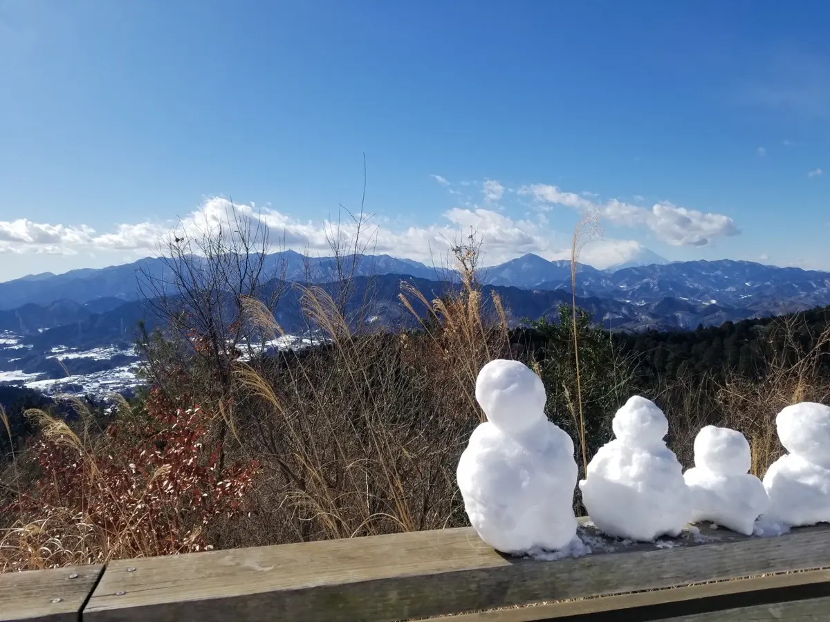 高尾山 冬の気温と服装の選び方【完全ガイド】｜防寒レイヤリングと凍結対策
