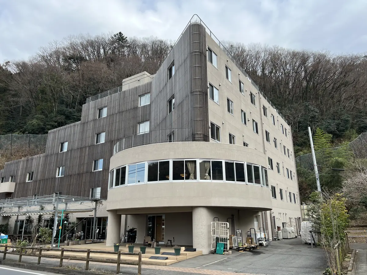 タカオネ 荷物預かりサービス｜宿泊者無料・日帰り・テレワーク【高尾山口駅徒歩1分】