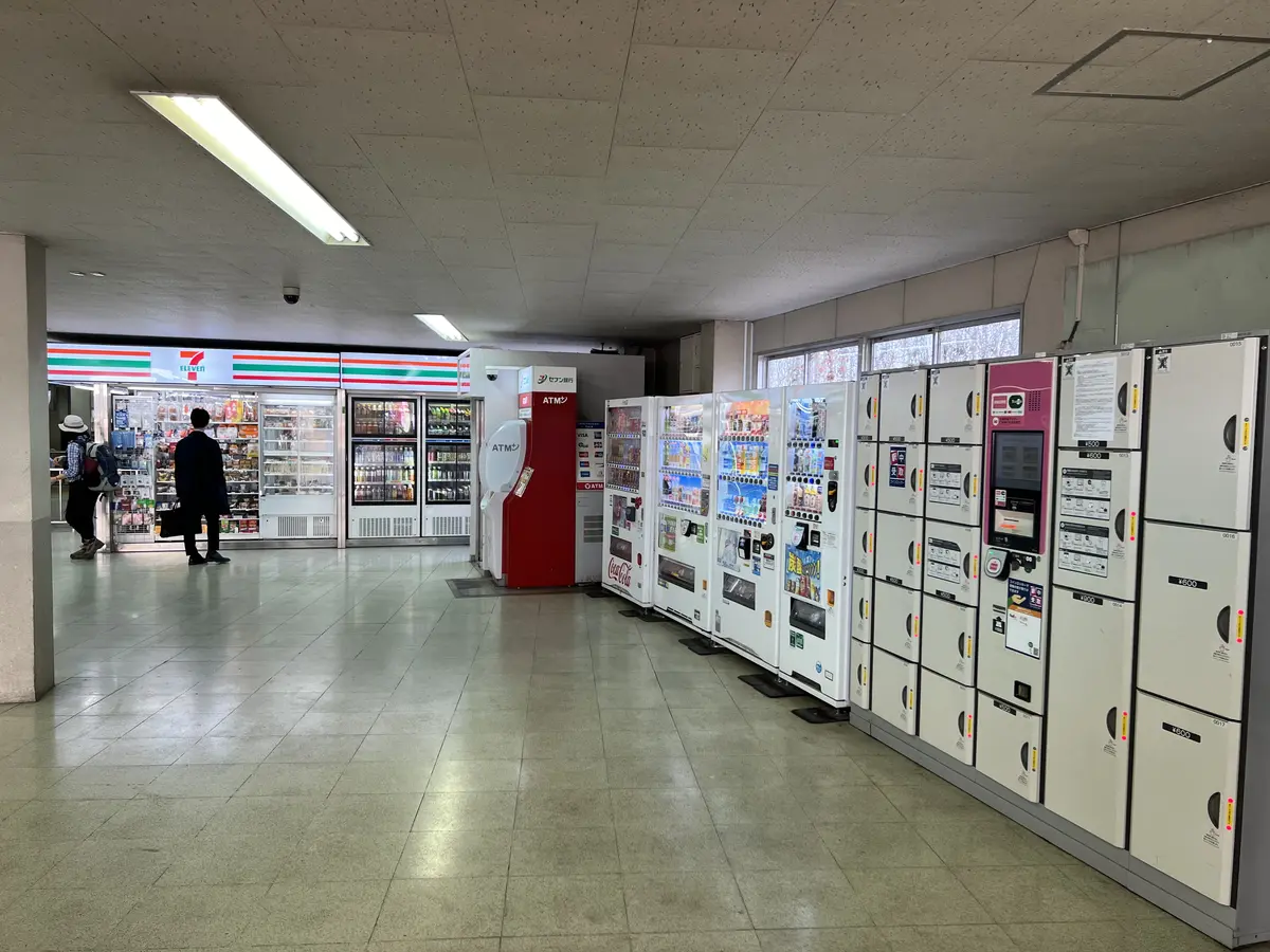 高尾駅のコインロッカー4ヶ所｜場所・サイズ・料金・台数を写真で解説【67台】
