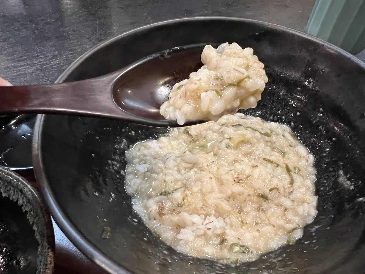 残った自然薯汁に麦飯を投入したとろろ飯